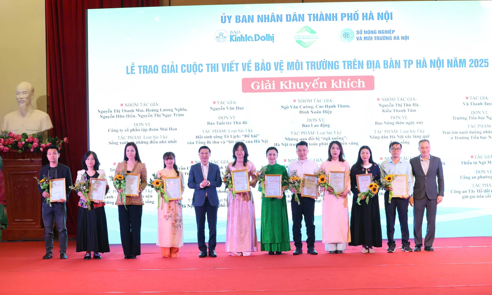 Bấm nút phát động 2026 - Vì Hà Nội sáng - xanh - sạch - đẹp