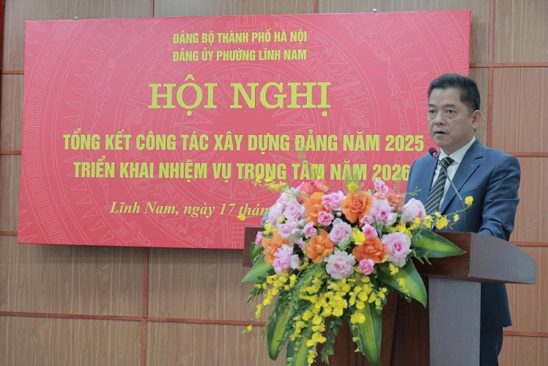 Đồng chí Dương Văn Hoà, Phó Chủ tịch UBND phường Lĩnh Nam tham luận về công tác Đảng