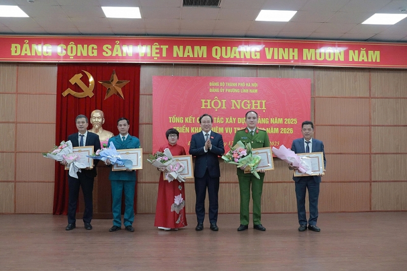 Trao thưởng các tập thể xuất sắc trong công tác Đảng