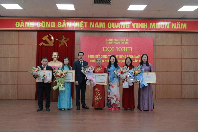 Đồng chí Đặng Thị Thanh Bình - Phó Bí thư Thường trực Đảng uỷ phường và đồng chí Nguyễn Văn Đức - Phó Bí thư Đảng uỷ, Chủ tịch UBND phường trao thưởng cho các tập thể xuất sắc trong công tác Đảng