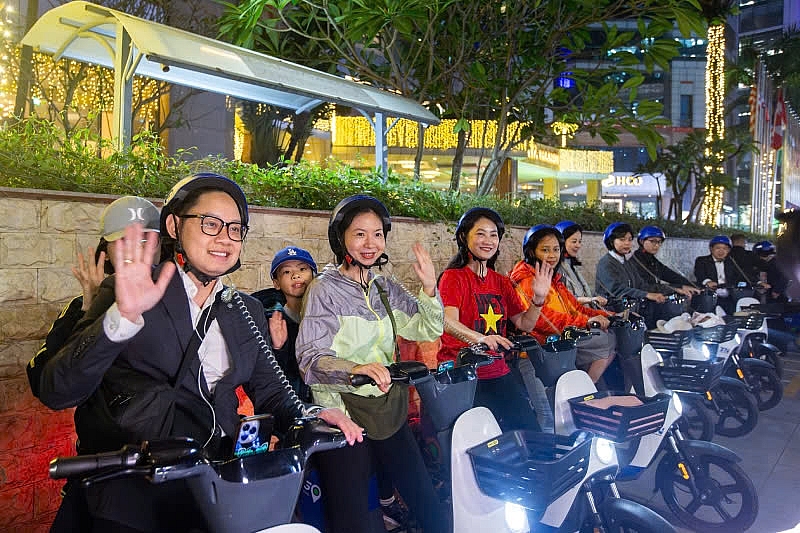 Bạn Hoàng và con gái trải nghiệm tour xe đạp đêm đầu tiên Bạn Hoàng và con gái trải nghiệm tour xe đạp đêm đầu tiên