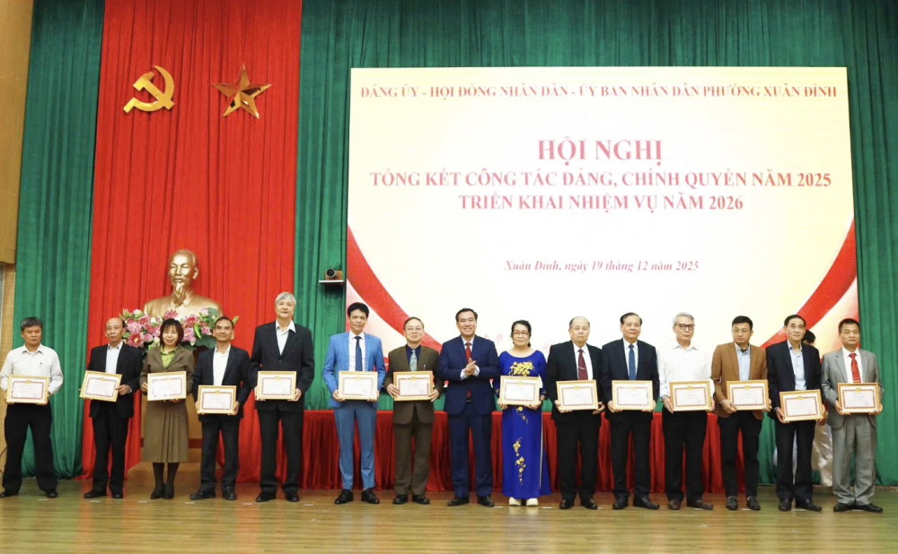 Phường Xuân Đỉnh biểu dương khen thưởng 373 tập thể, cá nhân trong xây dựng Đảng, chính quyền