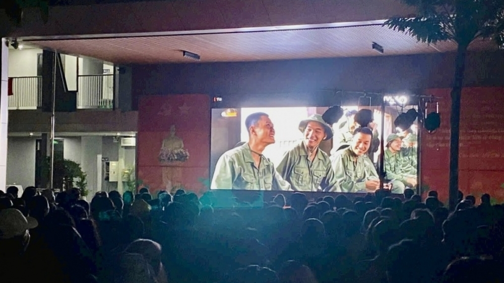 Chiếu “Mưa đỏ” miễn phí - tri ân và bồi đắp niềm tự hào dân tộc ở Phú Thượng
