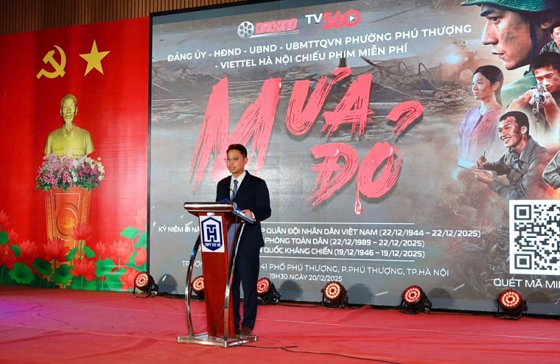 Ông Bùi Thế Cường phát biểu khai mạc buổi chiếu phim miễn phí