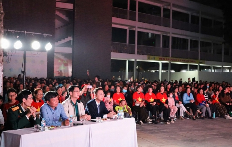 Đại biểu và người dân cùng chăm chú theo dõi phim