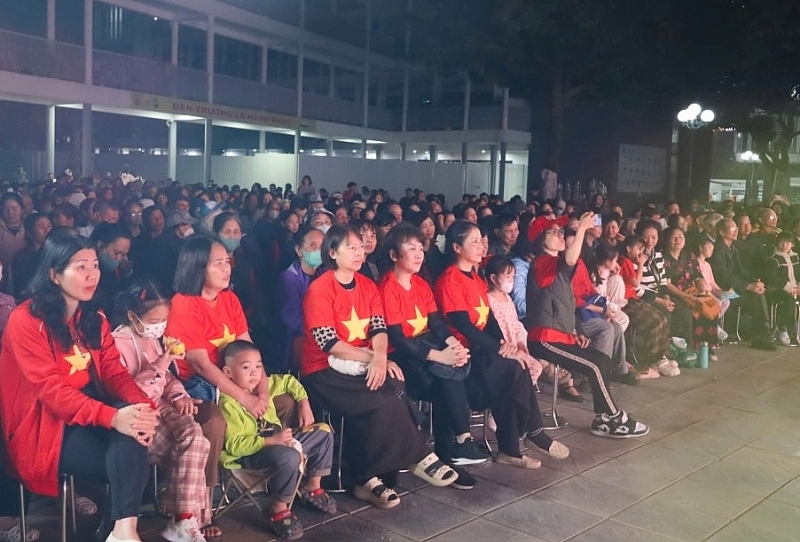 Người dân đủ mọi lứa tuổi đón nhận phim