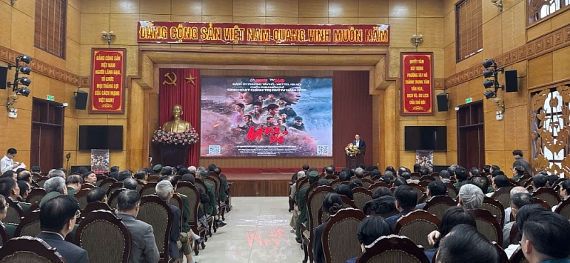 Đông đảo đảng viên dự công chiếu