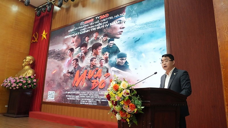 Đồng chí Nguyễn Mạnh Tiến, Trưởng ban Xây dựng Đảng phường Tây Hồ phát biểu tại buổi sinh hoạt