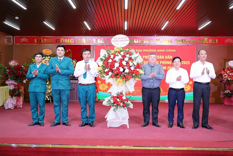 Lãnh đạo phường tặng hoa dịp 22/12