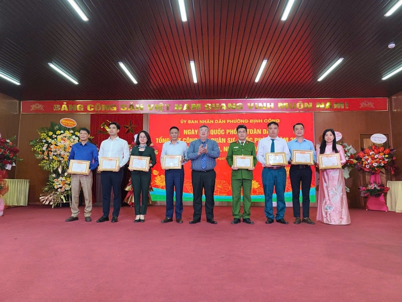 Trao giấy khen cho các cá nhân