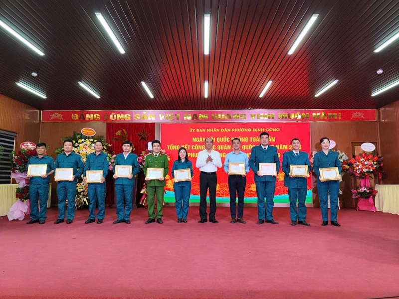 Trao giấy khen cho các cá nhân