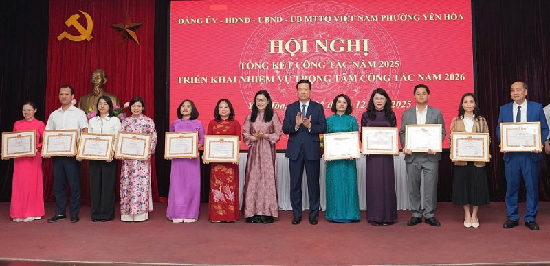 Đồng chí Bí thư Đảng uỷ và Đồng chí Chủ tịch UBND phường trao thưởng cho các tập thể, cá nhân tại hội nghị