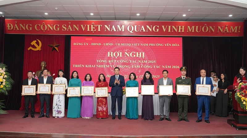 Đồng chí Bí thư Đảng uỷ phường trao thưởng cho các tập thể, cá nhân