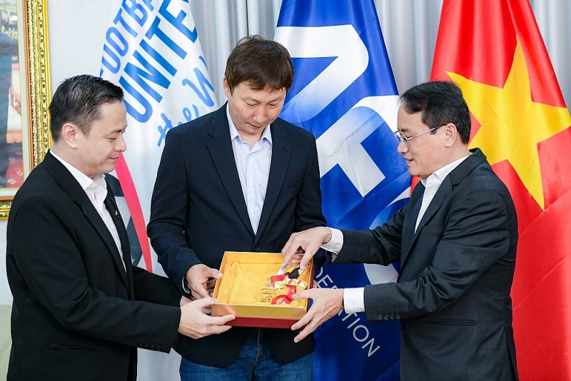 Lãnh đạo VFF, đại diện PNJ, báo Tuổi Trẻ, và HLV Kim Sang Sik chụp ảnh với tấm HCV bằng vàng 24K. Ảnh: Nam Trần.  