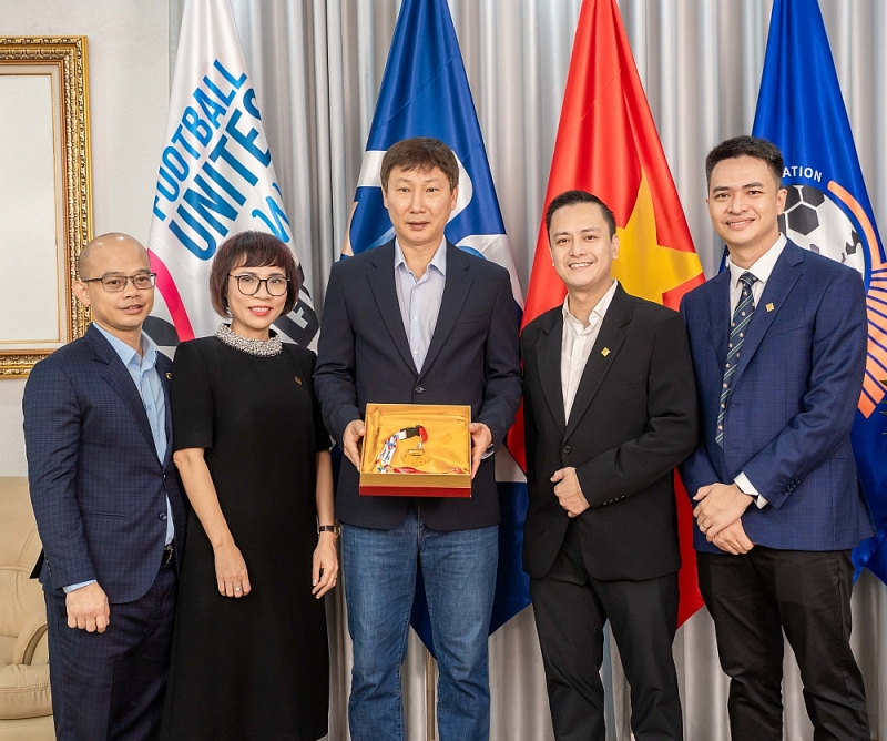 Đại diện PNJ và nhãn hàng ARTA by PNJ cùng HLV Kim Sang Sik chụp ảnh với tặng phẩm độc bản ý nghĩa. Ảnh: Nam Trần 