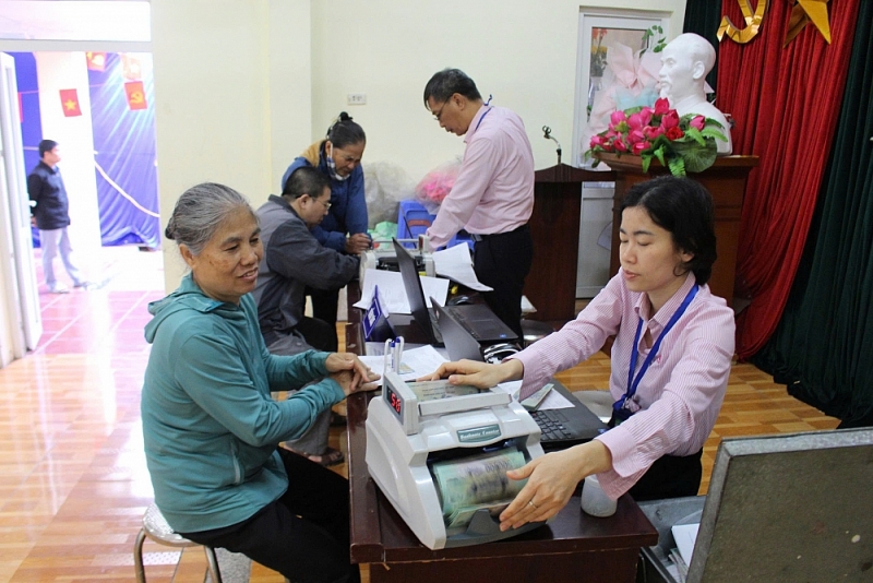 Người dân nhận trực tiếp nguồn tiền hỗ trợ việc làm