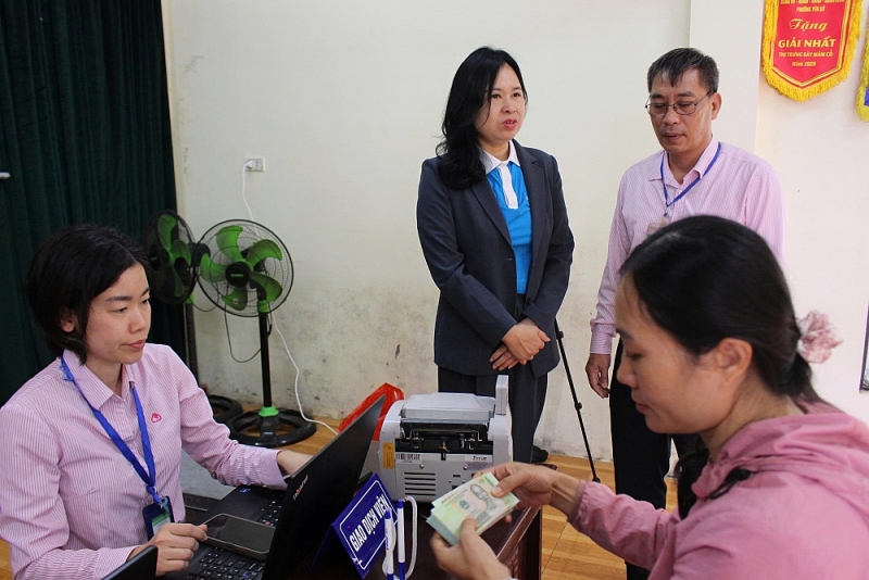 Đại diện lãnh đạo ngân hàng chính sách và phường Yên Sở tại buổi giải ngân