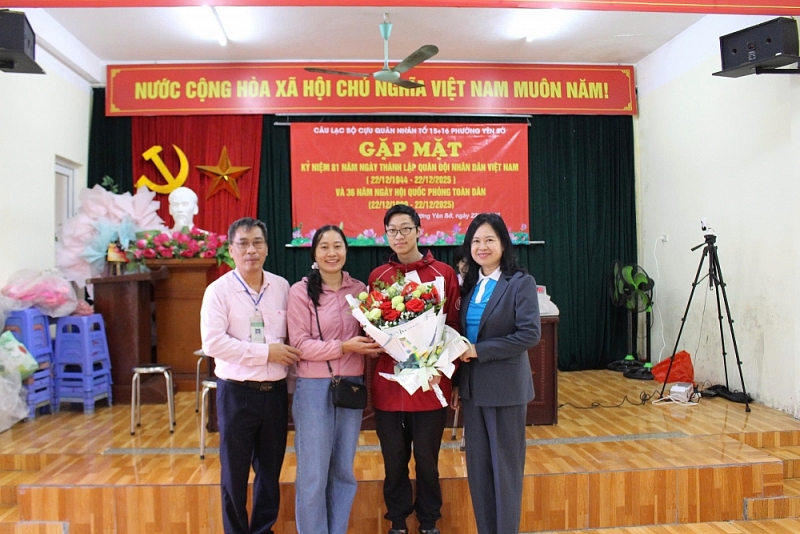 Phó Giám đốc cơ sở Ngân hàng chính sách và Phó Chủ tịch UB MTTQ phường Yên Sở tặng hoa chúc mừng chị Lê Thị Lụa, có con trai đang theo học tại Đại học Bách khoa Hà Nội đã được vay vốn ngân hàng để tiếp tục học tập