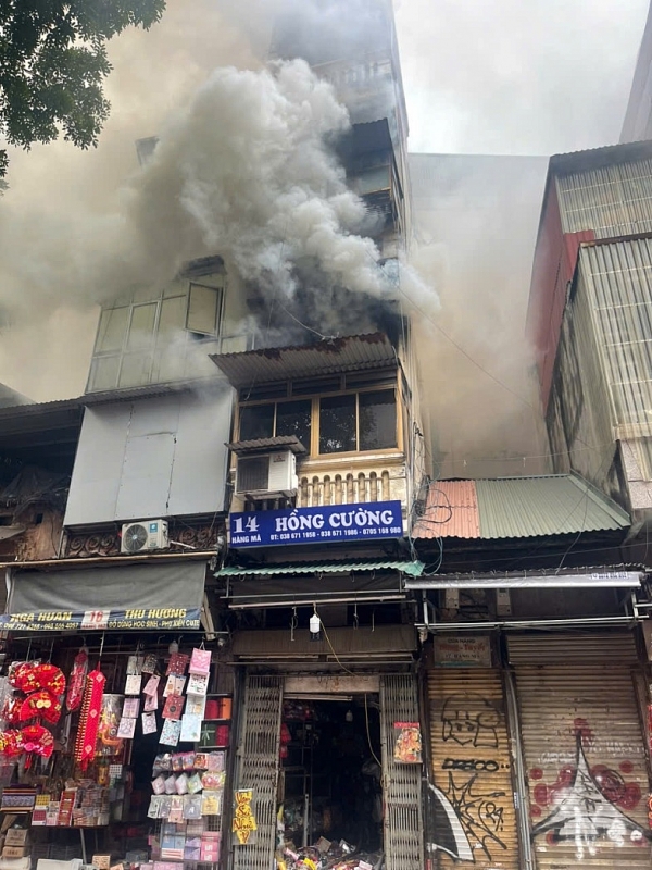 Lực lượng Cảnh sát PCCC và CNCH triển khai phương tiện, dập tắt đám cháy.