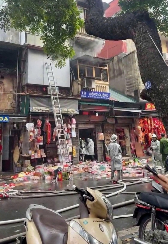 Hiện trường vụ cháy tại số 14 Hàng Mã, phường Hoàn Kiếm.