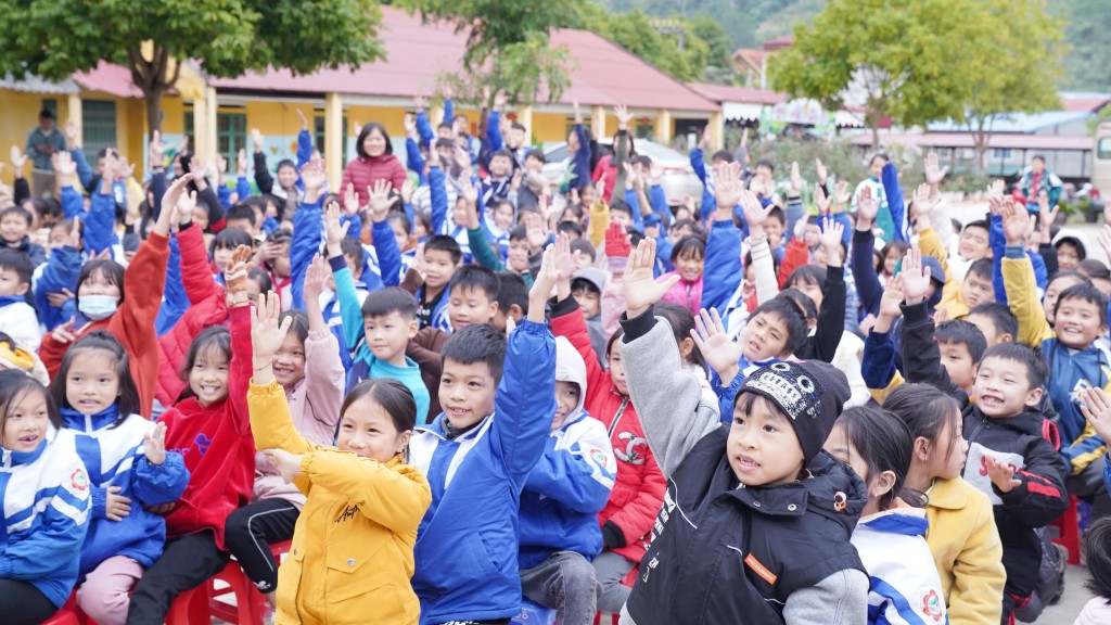 Gần 500 học sinh tiểu học vùng cao Lào Cai trải nghiệm em yêu STEM