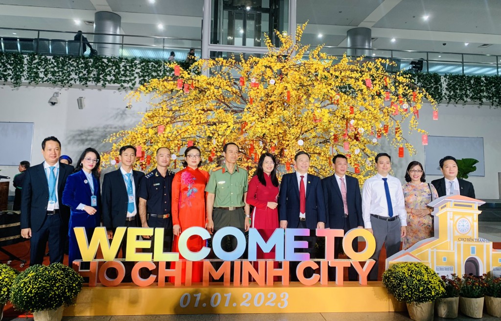 Đại diện Sở Du lịch TP Hồ Chí Minh phối hợp với Hãng hàng không Quốc gia Việt Nam và Cảng Hàng không Quốc tế Tân Sơn Nhất tổ chức Lễ đón đoàn khách du lịch đến TP Hồ Chí Minh đầu năm 2023