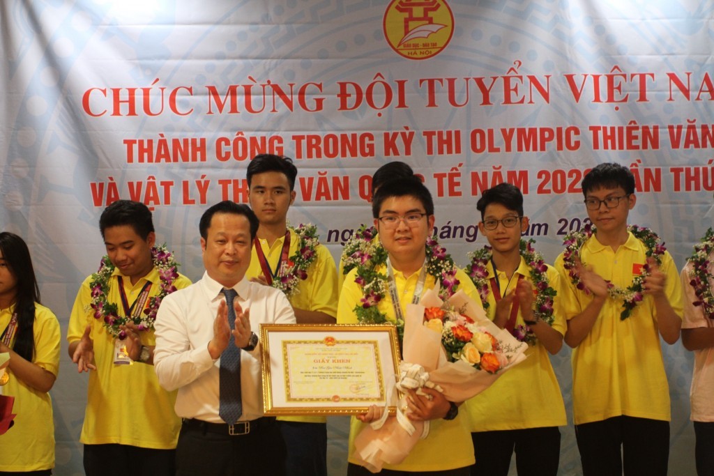 Giám đốc Sở GD&amp;ĐT Hà Nội Trần Thế Cương chúc mừng đội tuyển học sinh Việt Nam đoạt thành tích xuất sắc tại kỳ thi Olympic quốc tế về Thiên văn học và Vật lý Thiên văn năm 2022