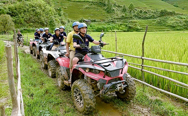 Du khách thích thú với du lịch trải nghiệm bằng xe địa hình ở Yên Bái