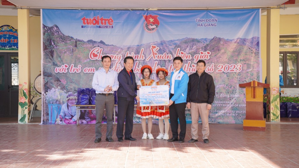 Báo Tuổi trẻ Thủ đô trao 400 suất quà Tết trị giá 200 triệu đồng cho học sinh tỉnh Hà Giang