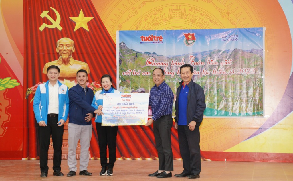 Báo Tuổi trẻ Thủ đô trao 400 suất quà Tết trị giá 200 triệu đồng cho học sinh tỉnh Hà Giang