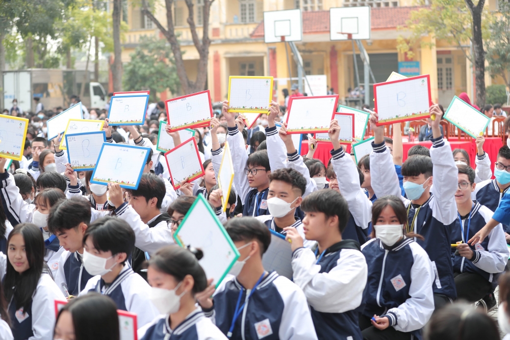 Hơn 1.500 học sinh trường THPT Vân Tảo tham gia tìm hiểu về an toàn giao thông