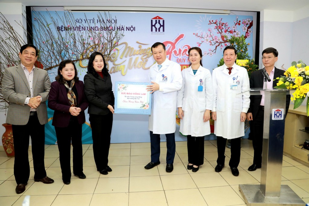 Bộ trưởng Bộ Y tế Đào Hồng Lan tặng quà chúc Tết Quý Mão đến tập thể Bệnh viện Ung bướu Hà Nội( Ảnh: Trần Minh)