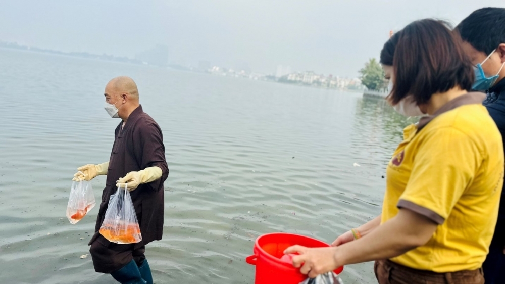 Thả cá tiễn ông Táo: Bao giờ tình nguyện viên không phải nhặt rác?