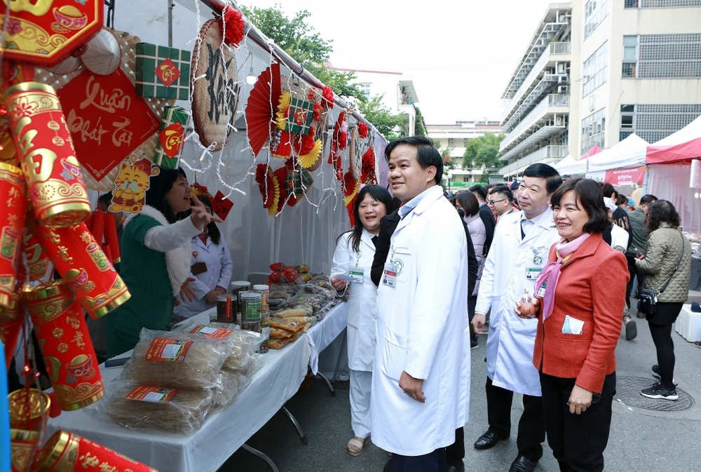 Bệnh viện Bạch Mai tổ chức “Gian hàng 0 đồng” phục vụ bệnh nhân trong dịp Tết