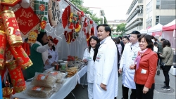 Bệnh viện Bạch Mai tổ chức “Gian hàng 0 đồng” phục vụ bệnh nhân trong dịp Tết