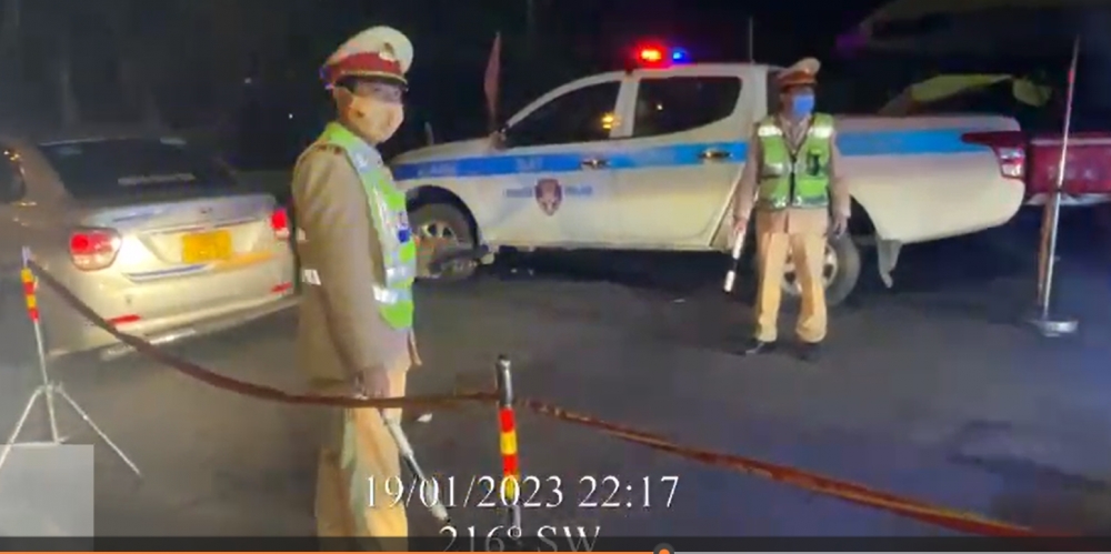 Cảnh sát giao thông căng mình phân luồng, xử lý vi phạm nồng độ cồn trong dịp Tết