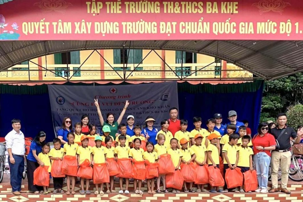 Trao sách vở - gửi yêu thương đến với học trò vùng cao