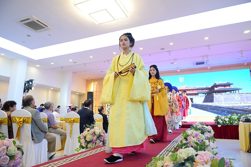 Trình diễn trang phục truyền thống tại Festival áo dài truyền thống