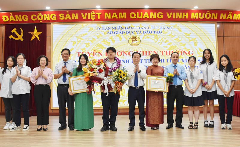 Lãnh đạo Sở GD&amp;ĐT Hà Nội chúc mừng thành tích của thầy và trò trường THPT chuyên Hà Nội – Amsterdam tham gia cuộc thi chung kết năm Đường lên đỉnh Olympia năm 2022.