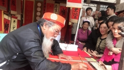 Sĩ tử chen chân xin chữ cầu may