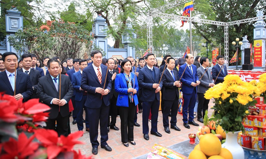 Các đồng chí lãnh đạo thành phố, huyện Thanh Trì dâng hương tại đình thờ Tiên triết Chu Văn An.