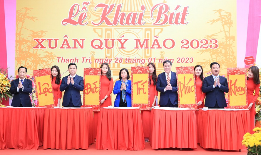 Phó Bí thư Thường trực Thành ủy Hà Nội Nguyễn Thị Tuyến cùng các đại biểu khai bút Xuân Quý Mão 2023
