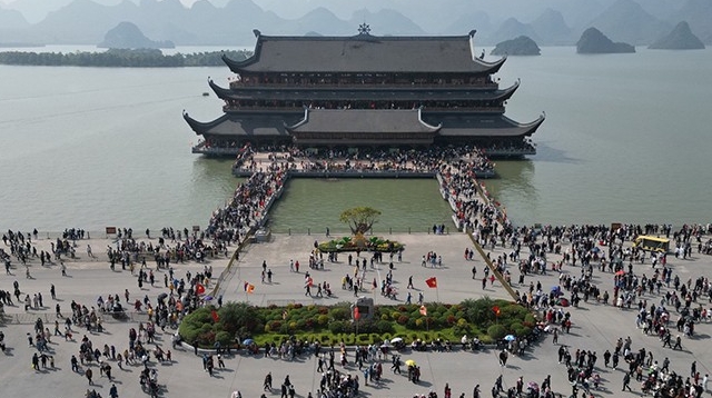 Hàng vạn du khách tham quan chùa Tam Chúc trước ngày khai hội