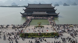 Hàng vạn du khách tham quan chùa Tam Chúc trước ngày khai hội