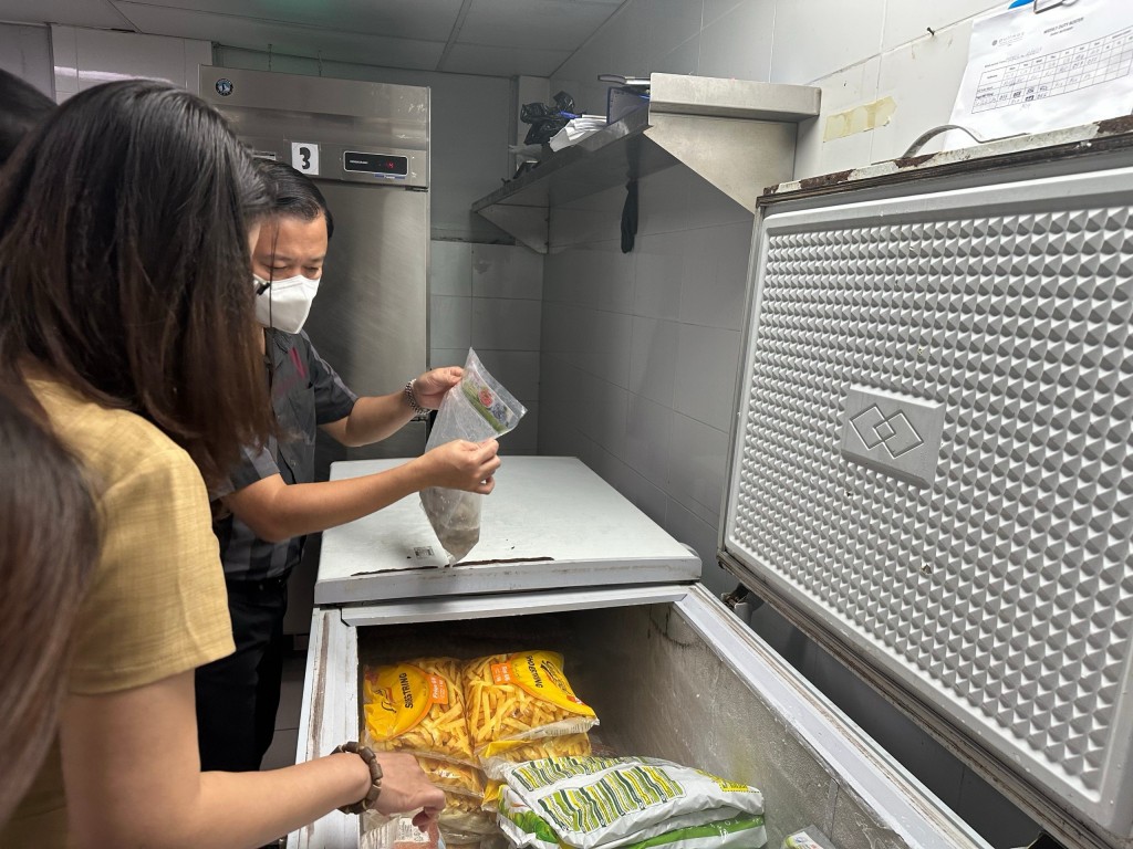 Chi Cục trưởng Chi cục An toàn vệ sinh thực phẩm Hà Nội Đặng Thanh Phong kiểm tra hạn sử dụng niêm yết trên các sản phẩm đông lạnh đóng gói sẵn