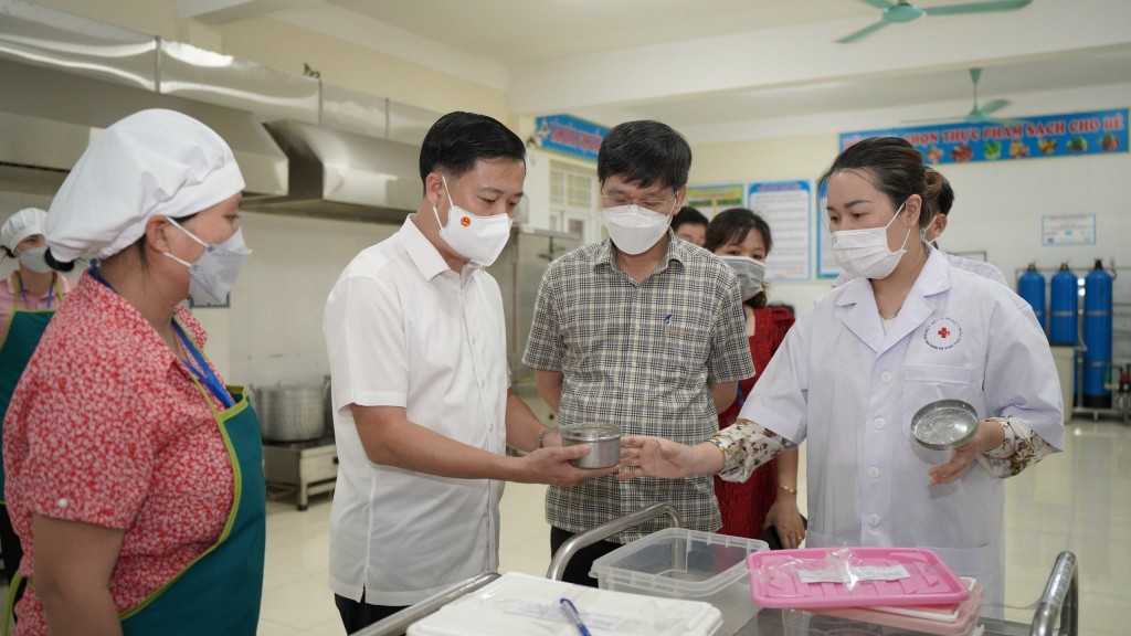 Phó Giám đốc Sở Y tế Vũ Cao Cương và Chi Cục trưởng Chi cục An toàn vệ sinh thực phẩm Hà Nội Đặng Thanh Phong kiểm tra công tác đảm bảo ATTP tại bếp ăn tập thể trường học