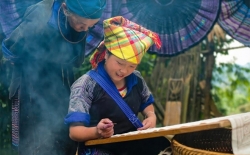 Nghệ thuật vẽ hoa văn bằng sáp ong trên vải của người Mông có gì đặc sắc?