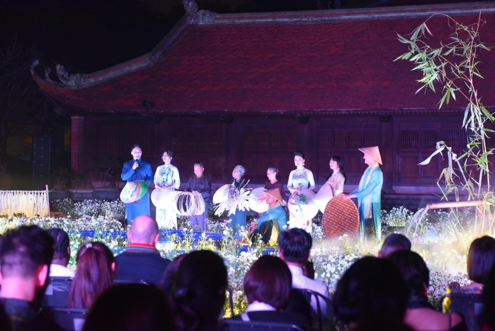 Ấn tượng với trình diễn áo dài kết hợp công nghệ 3D mapping tại Văn Miếu - Quốc Tử Giám