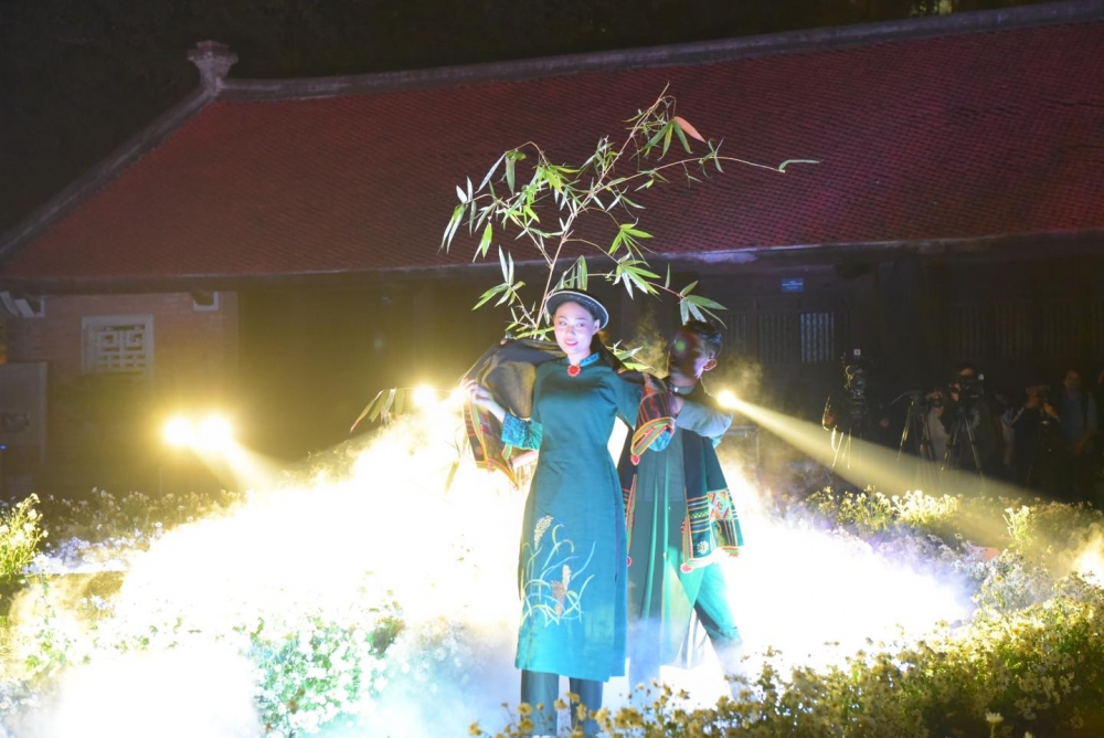 Ấn tượng với trình diễn áo dài kết hợp công nghệ 3D mapping tại Văn Miếu - Quốc Tử Giám