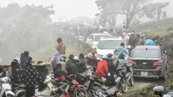 Băng phủ trắng xoá đỉnh Mẫu Sơn, người dân rủ nhau check-in